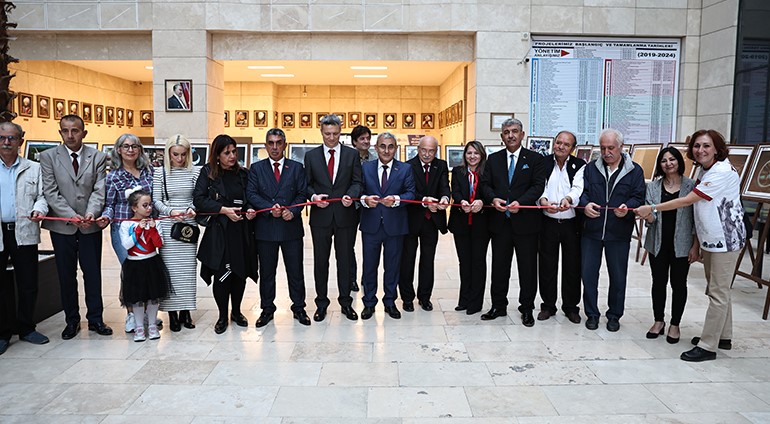 Kütahya'da Cumhuriyetin 100. yılına özel fotoğraf sergisi açıldı.