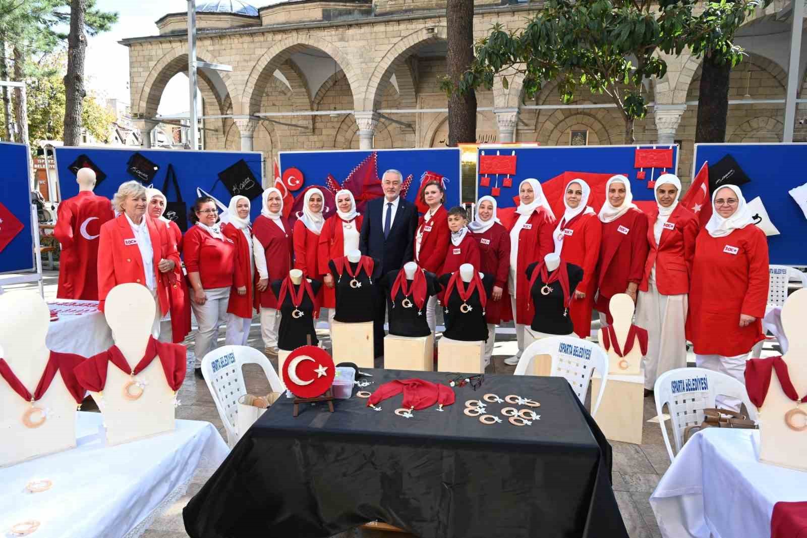 Isparta Belediyesi Gülaryum'da Cumhuriyetin 100. yılına özel sergi açıldı.