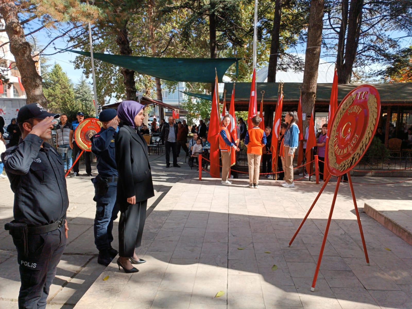 Şuhut'ta Cumhuriyet Bayramı'na çelenk sunuldu.