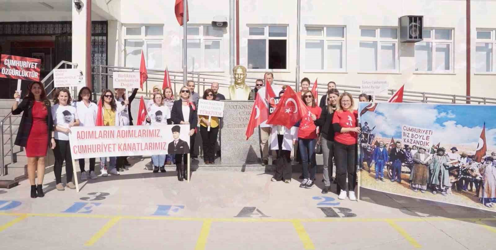 Eskişehir İlkokulunda Müzik Öğretmeni, Cumhuriyet'in 100'üncü Yılı İçin Beste Yaptı