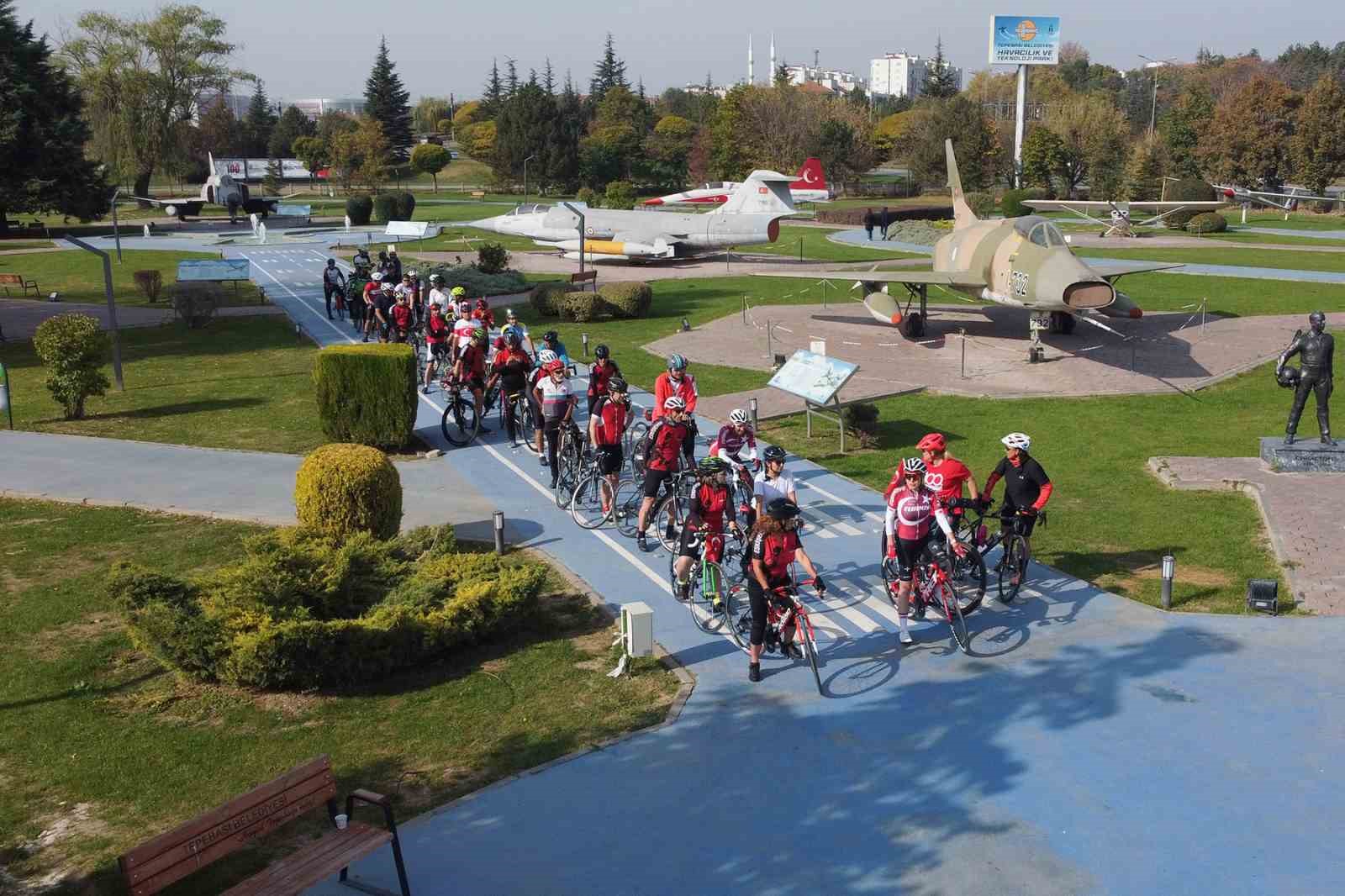 Tepebaşı Belediyesi ve Eskişehir Bisiklet İl Temsilciliği işbirliğiyle düzenlenen bisiklet turunda 29 bisikletçi Cumhuriyetin 100. yılı için 100 kilometre pedalladı.