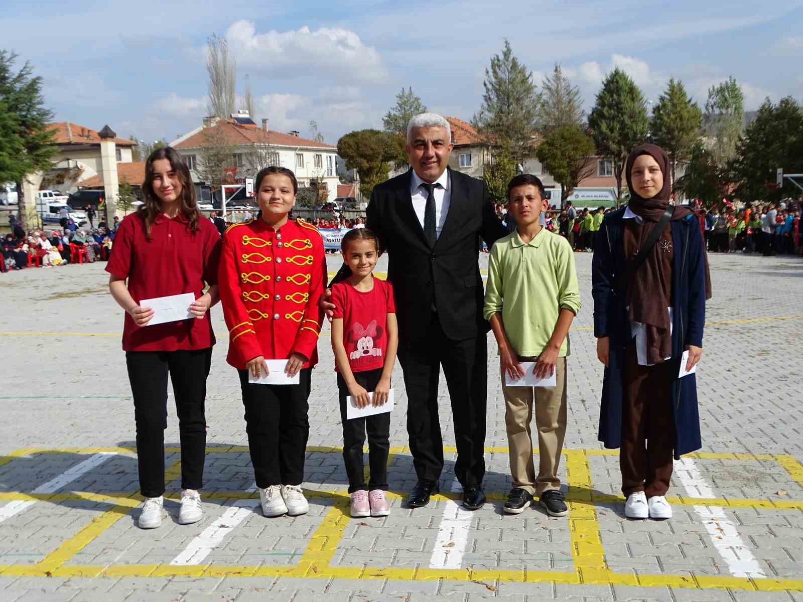 Hisarcık'ta Cumhuriyet Bayramı etkinliklerinde dereceye giren öğrencilere ödül verildi.