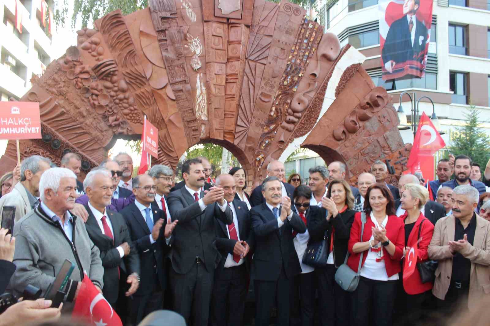 Tepebaşı Belediyesi'nden 100. Yıl Cumhuriyeti Anıtı açılışı