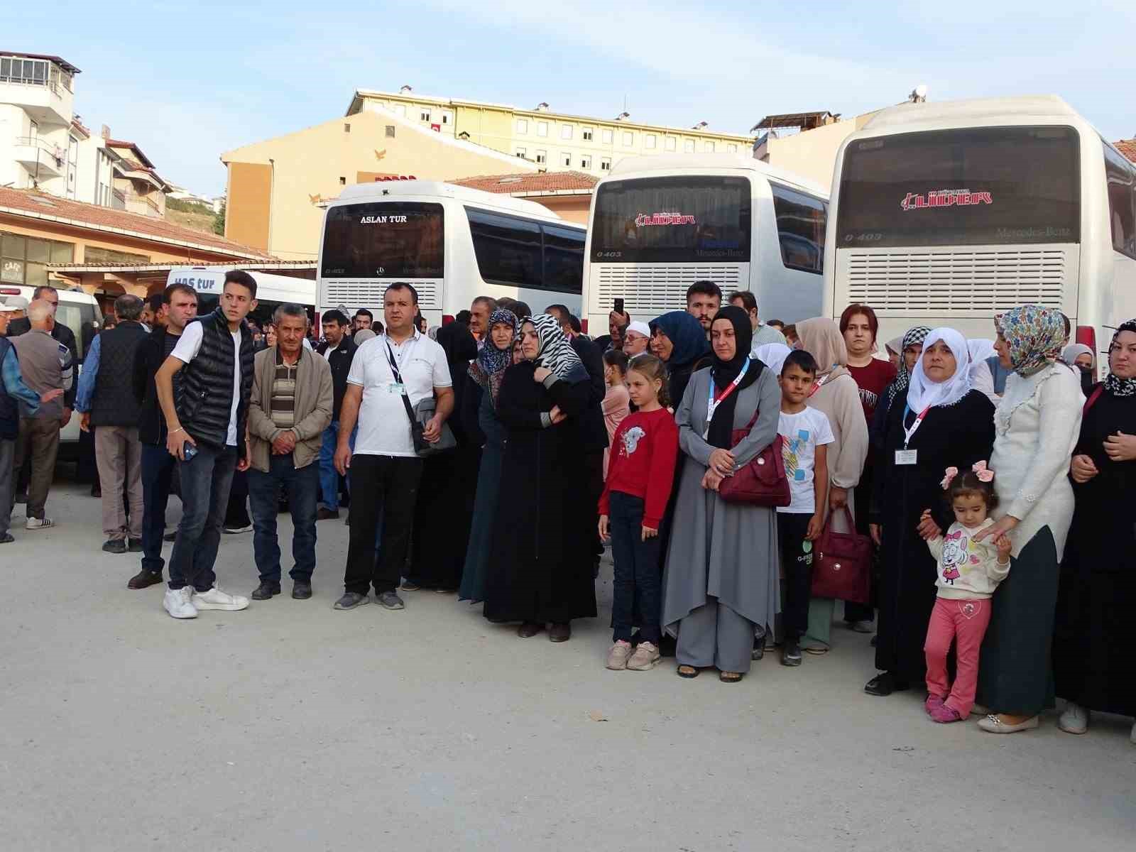 Kütahya Emet'ten 40 Kişilik Umre Kafilesi Dua ve İlahilerle Uğurlandı