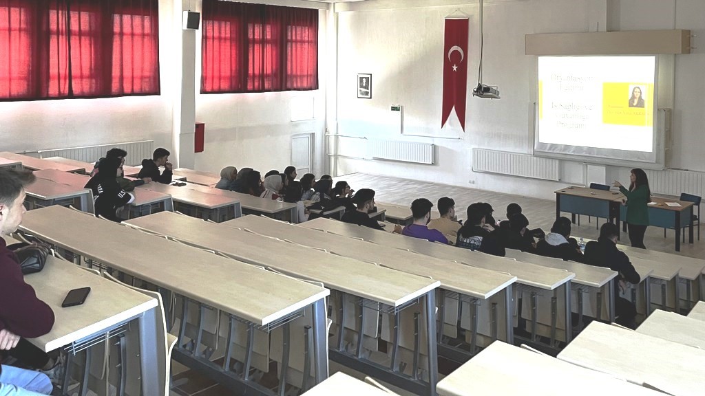 Kütahya Üniversitesi, Hisarcık'taki yeni öğrencilere oryantasyon eğitimi verdi.