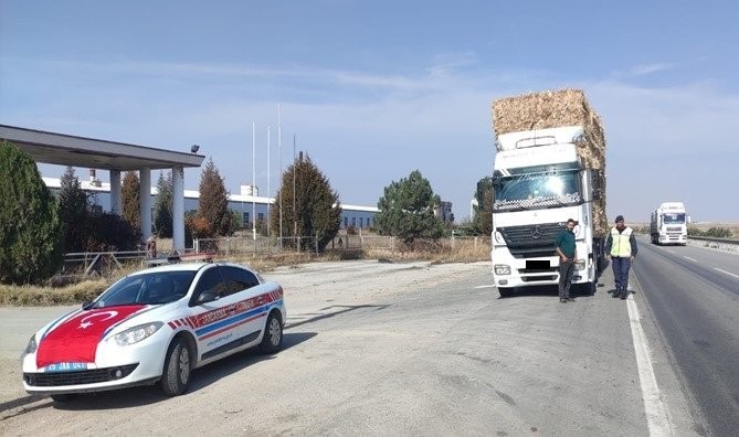 Eskişehir'de Eş Zamanlı Yapılan Trafik Denetimlerinde 375 Sürücüye 609 Bin TL Cezai İşlem Uygulandı.