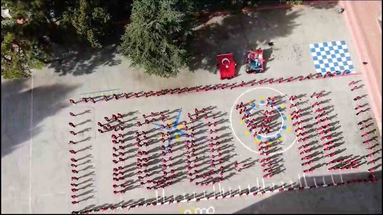 Eskişehir'deki İlkokul Öğrencilerinden Muhteşem Cumhuriyet Bayramı Gösterisi