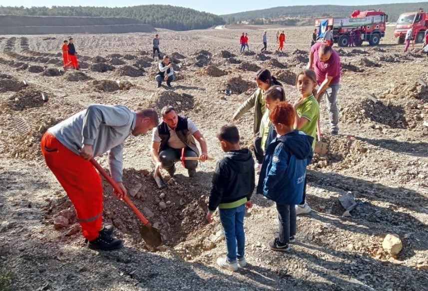 Tavşanlı'da Cumhuriyet'in 100. Yılında 1000 Fidan Dikildi.