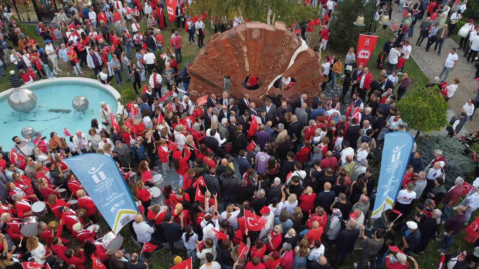 16. Uluslararası Pişmiş Toprak Sempozyumu'nda yapılan 100. Yıl Cumhuriyet Anıtı açıldı.