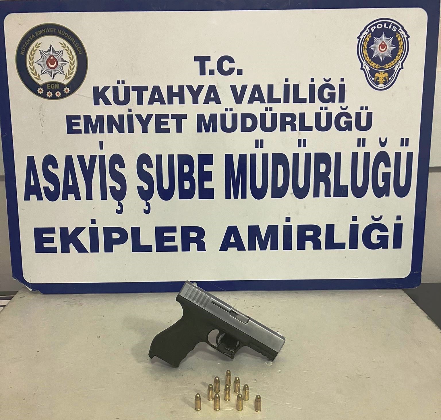 Kütahya'da polis, şahıstan silah ve mermi ele geçirdi.