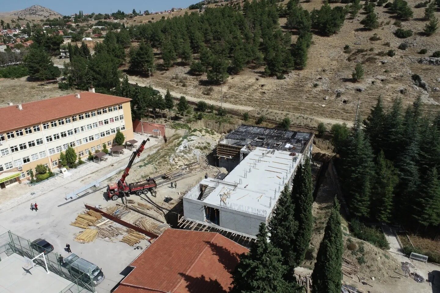 Dinar Mesleki ve Teknik Anadolu Lisesi'ne yeni atölye binası yapımı başladı.