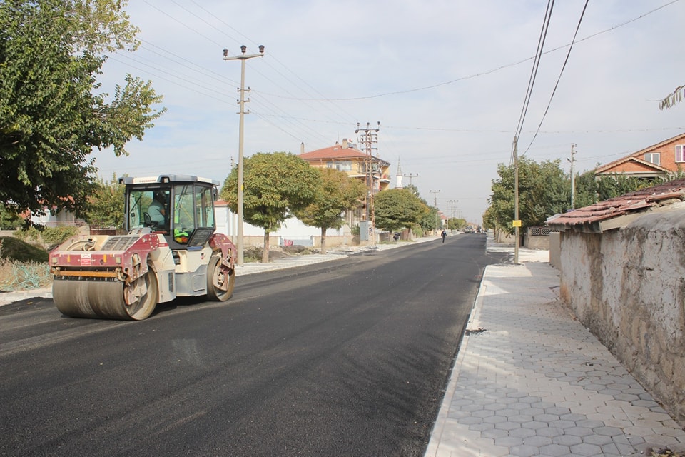 Emirdağ Belediyesi Elhan Yolunda Asfaltlama Çalışmalarına Devam Ediyor.