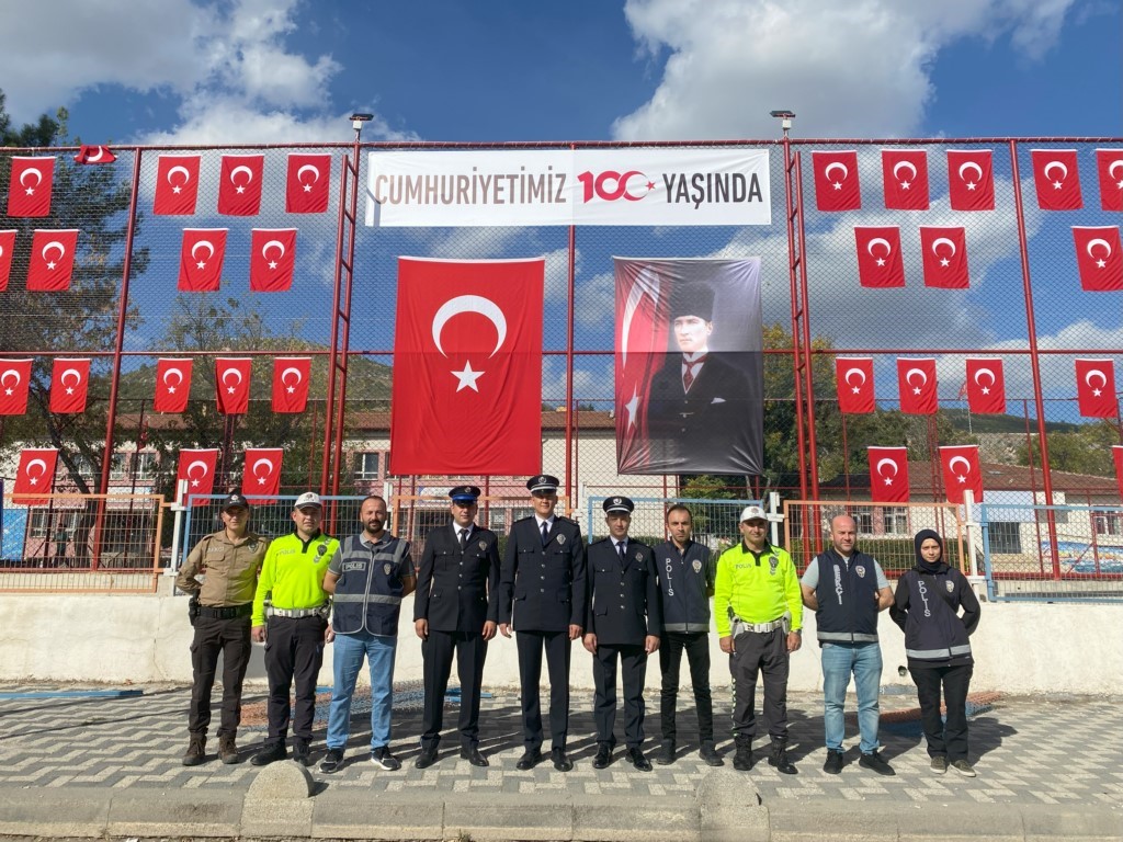 Gölpazarı'nda Okul Bahçesine 100 Bayrak Asıldı.