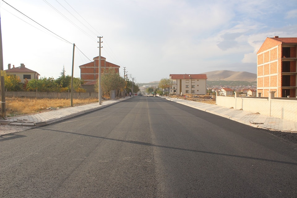 Mezar Caddesi'nde Sıcak Asfalt Sevinci