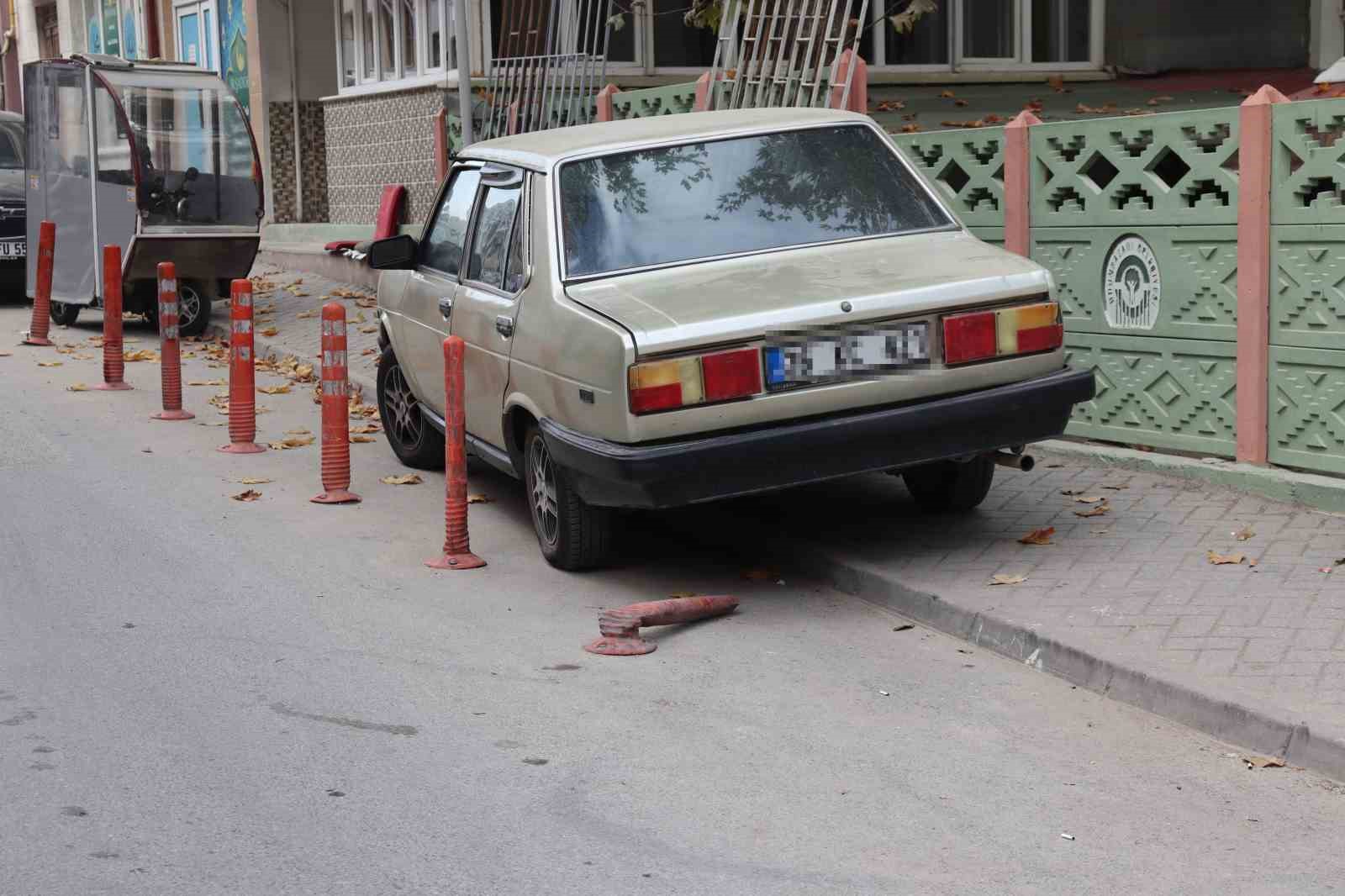 Dubalar bile kaldırıma parkı engelleyemiyor