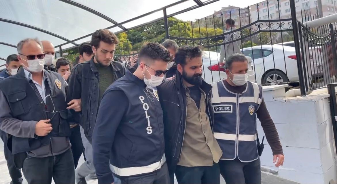 Eskişehir'de 4 öğrenci polis barikatına saldırdı!