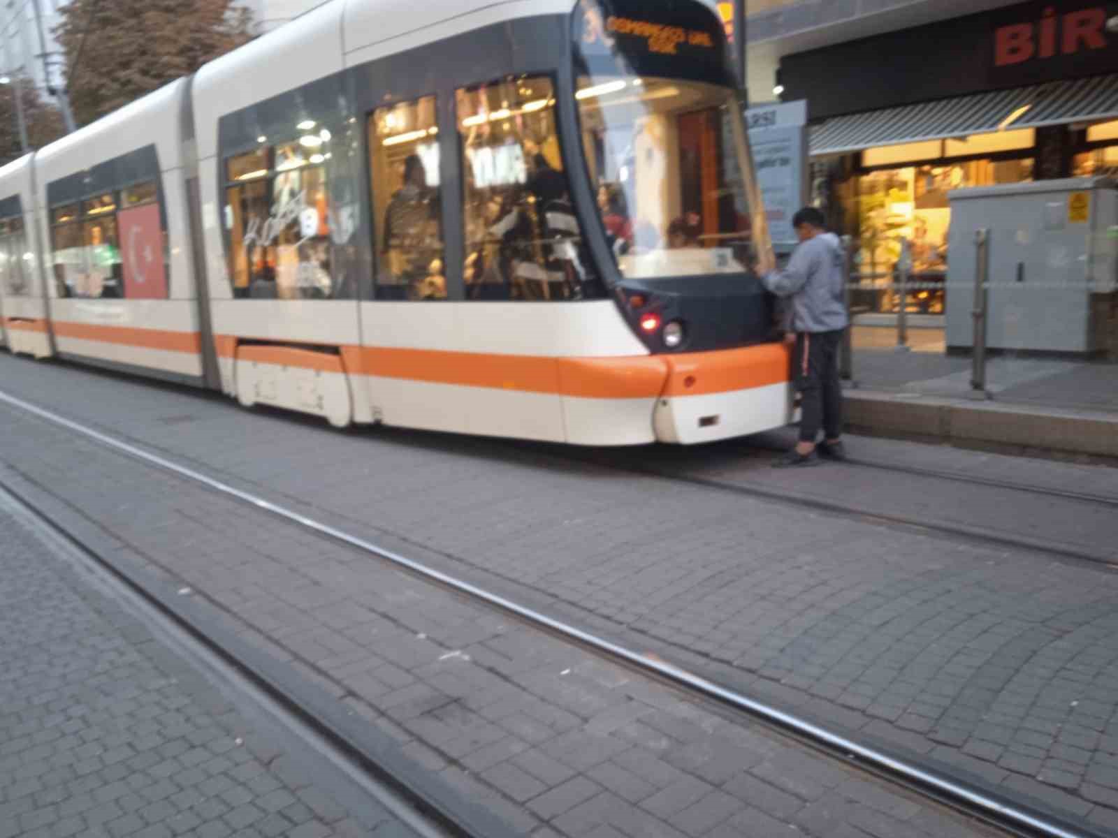 Eskişehir'deki Tramvay Tutunma Görüntüleri Tepki Çekti