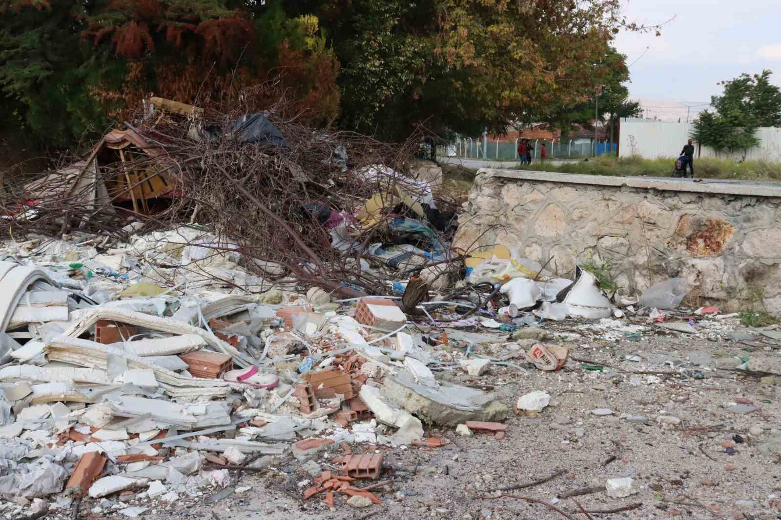 Eskişehir'deki Gazipaşa Mahallesi'nde bir arazi çöplüğe dönüştü.