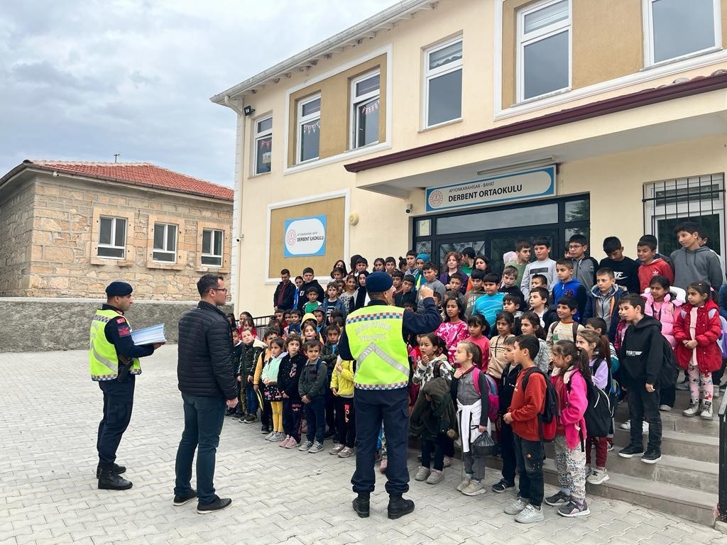 Bayat'ta öğrencilere trafik semineri verildi.