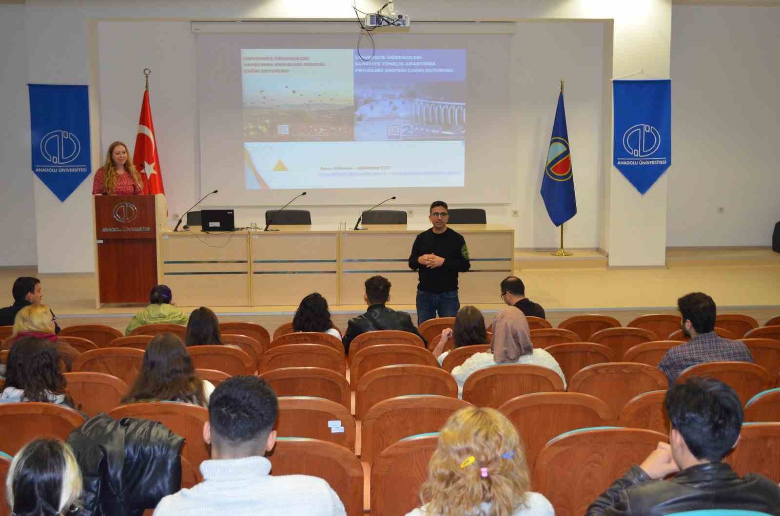 Anadolu Üniversitesi Eğitim Fakültesi, TÜBİTAK 2209-A Programı'na öğrencilerini bilgilendiriyor.