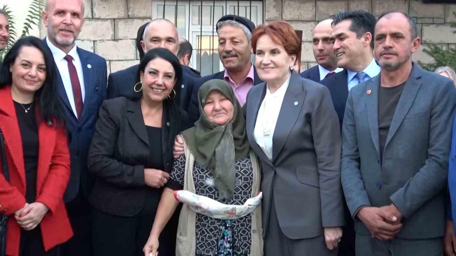 Meral Akşener, Köylü Kadınlarıyla Gözleme Tadında Sohbet Etti