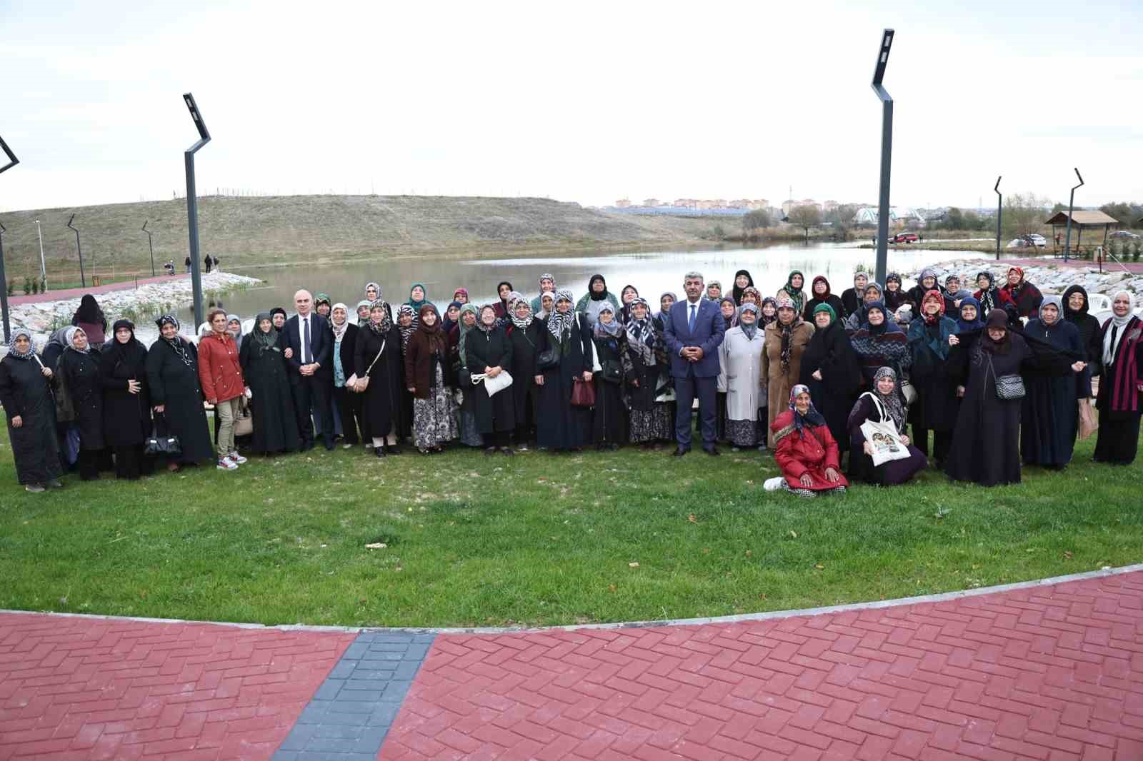 Kütahya Belediyesi, 65 yaş ve üzeri vatandaşları şehrin güzelliklerini gezmeye götürdü