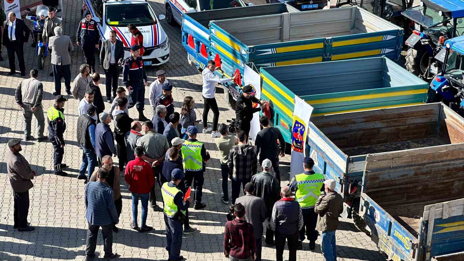 Afyonkarahisar'da Traktör Kazalarını Önlemek İçin 'Reflektör Tak Görünür Ol' Projesi başladı