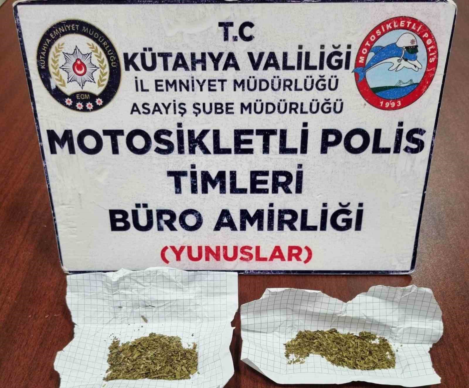 Kütahya'da motosikletli polisler bonzai ele geçirdi