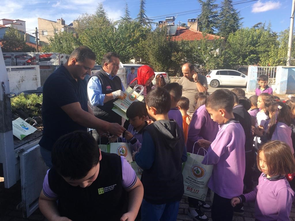 Afyonkarahisarlı İlkokul Öğrencileri, ÇEDES Projesiyle Fidan Dikti.