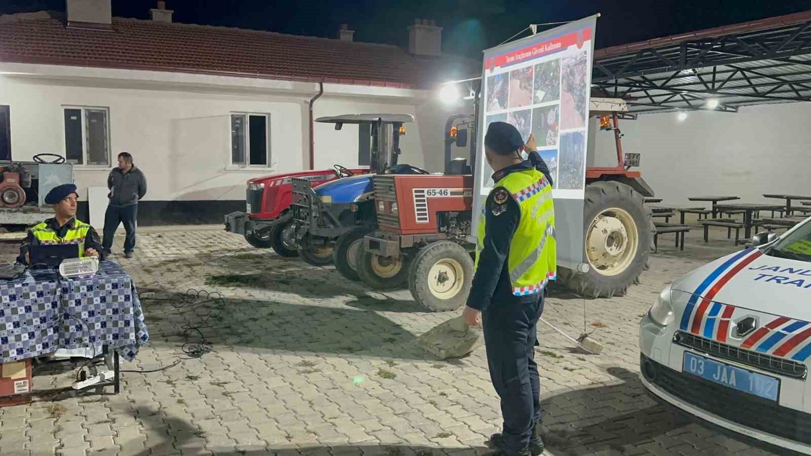 Afyonkarahisar'da traktör ve tarım araçlarına trafik eğitimi verildi.