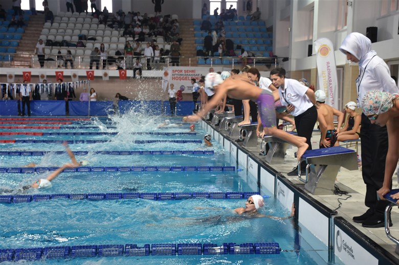 Afyonkarahisar Belediyesi Olimpik Yüzme Havuzu'nda Yüzme Müsabakaları Sona Erdi.