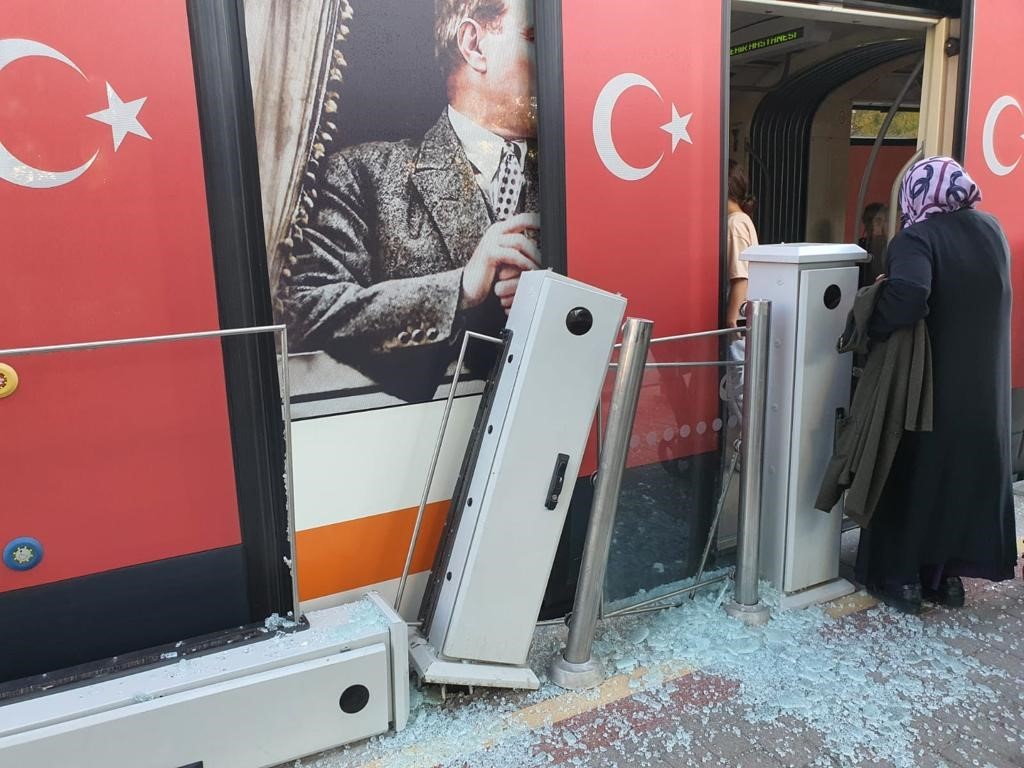 Eskişehir'de Kamyonet Kapağı Tramvay Durağına Çarptı