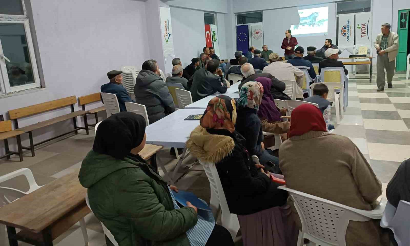 Çiftçilere gece eğitim toplantısı düzenlendi