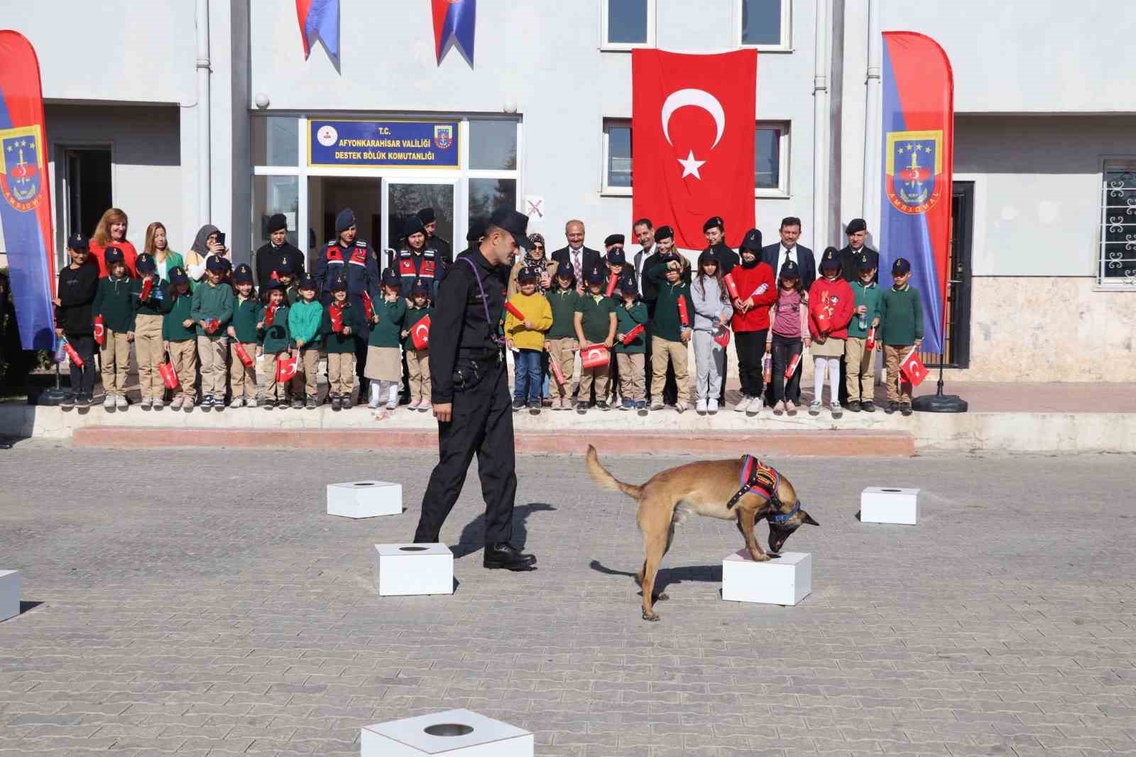 Afyonkarahisar'da Jandarma Ekipleri Öğrencilere Mesleklerini Anlattı