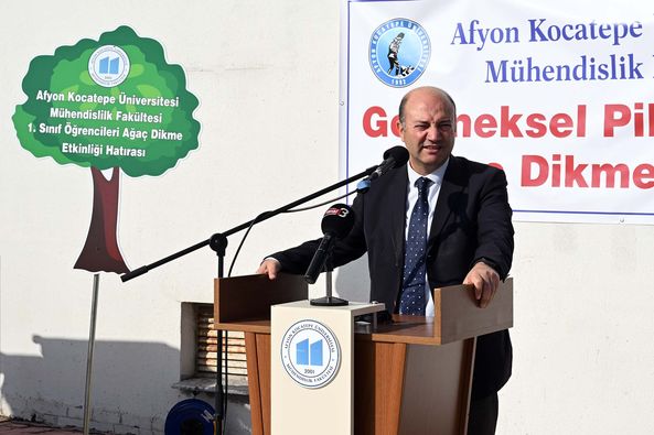 Afyon Kocatepe Üniversitesi'nden Öğrenciler, Pilav Günü ve Fidan Dikme Etkinliğinde Bir Araya Geldi