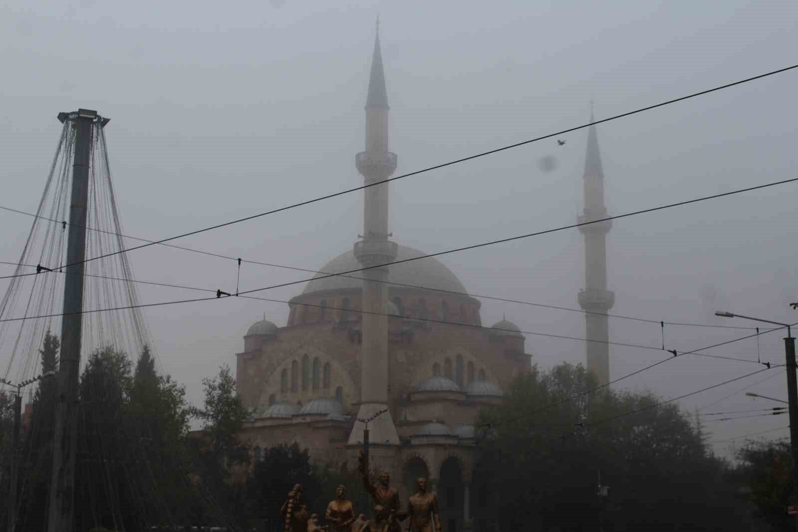 Eskişehir'de Yoğun Sis Tehlikeli Trafiğe Neden Oldu