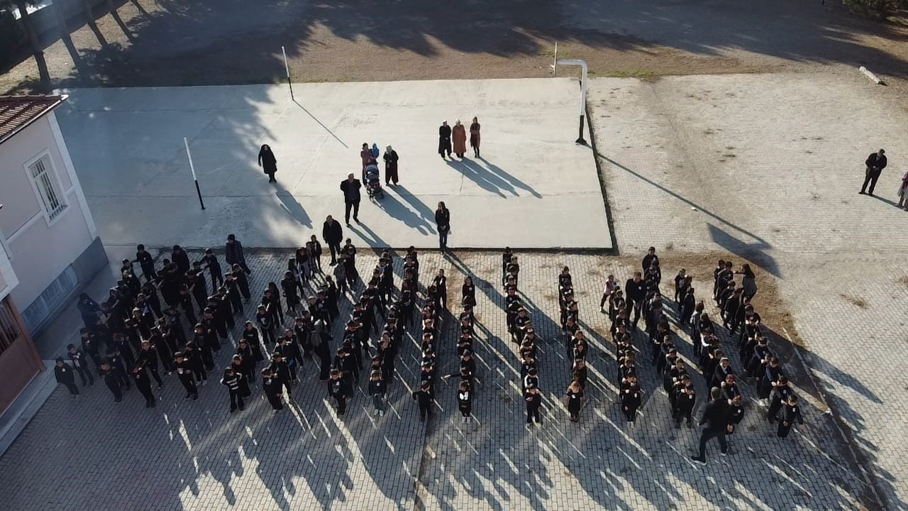 Şuhut ilçesinde ilkokul öğrencileri Atatürk'ü marşlarla anıyor.