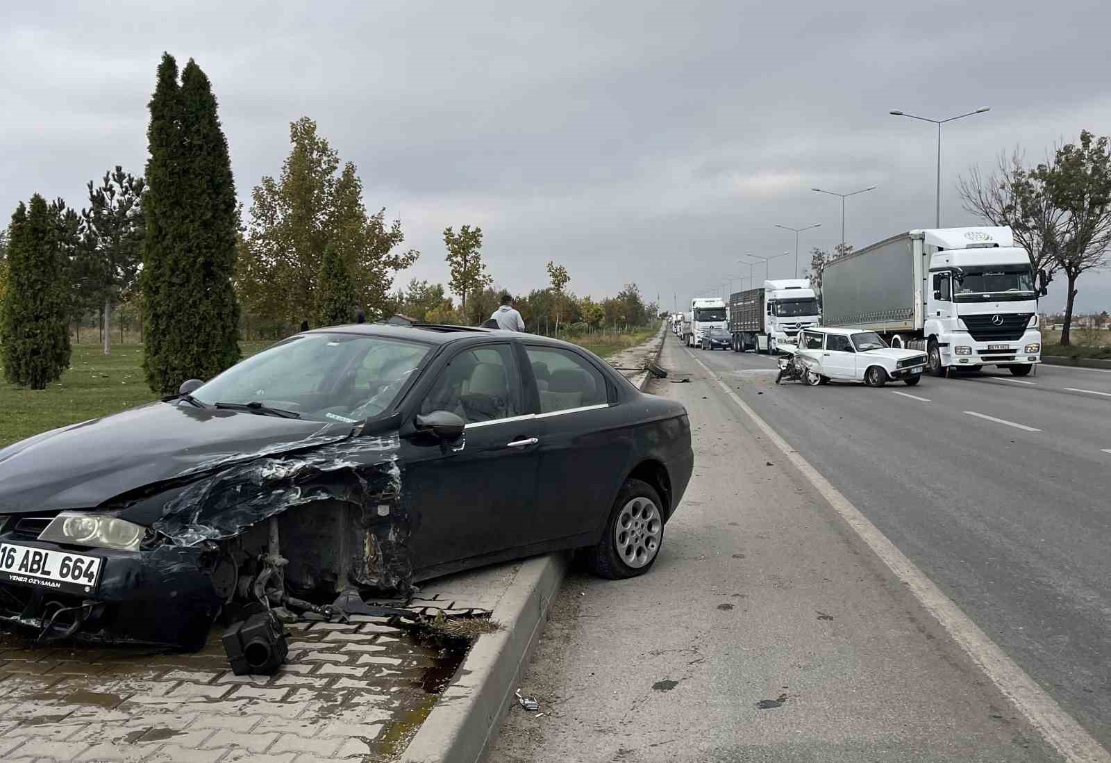 Eskişehir'de Otomobil Kaza Yaptı, İki Araç Kullanılamaz Hale Geldi.