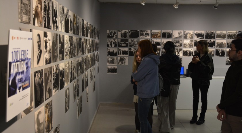 Anadolu Üniversitesi'nde '100'lerle Atatürk Sergisi' başladı