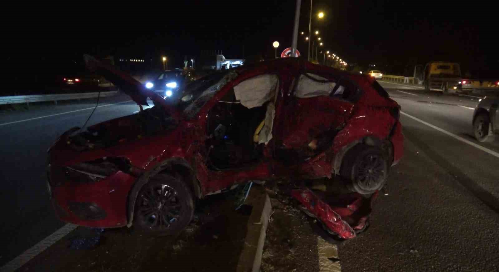 Kütahya'da otomobil ile minibüs çarpıştı, 2 kişi yaralandı.