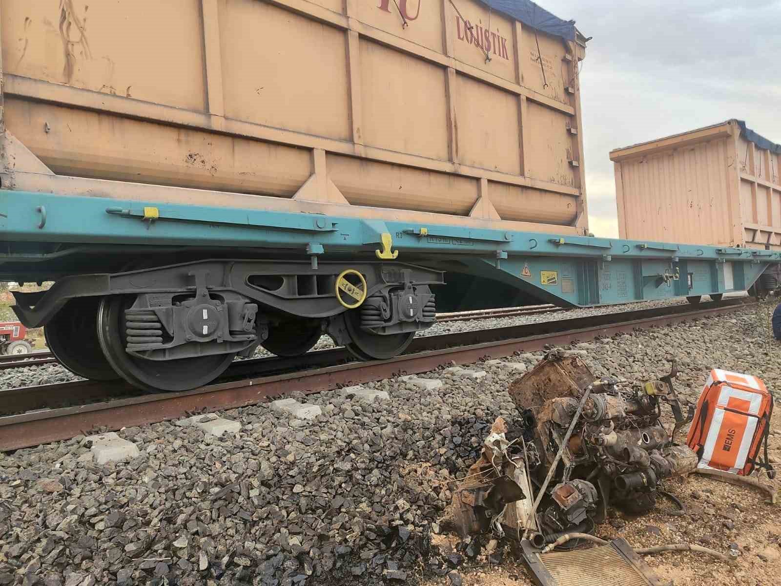 Afyonkarahisar'da tren-traktör çarpışması: 1 ölü, 1 yaralı.