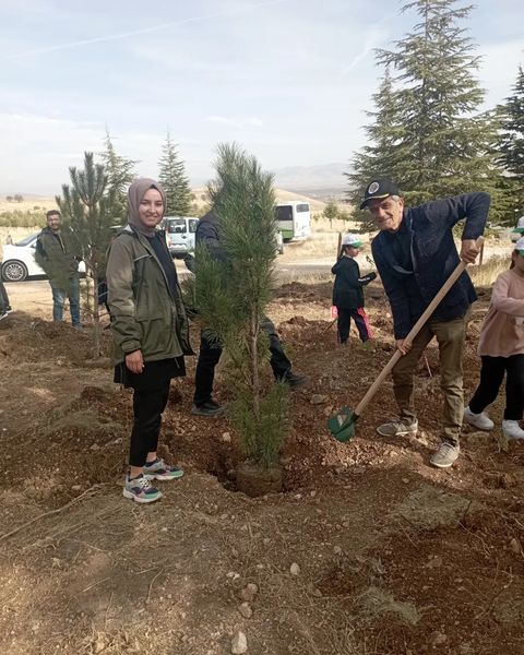 Kızılören Belediyesi, Cumhuriyet'e Nefes Geleceğe Nefes sloganıyla ağaçlandırma etkinliği düzenledi.