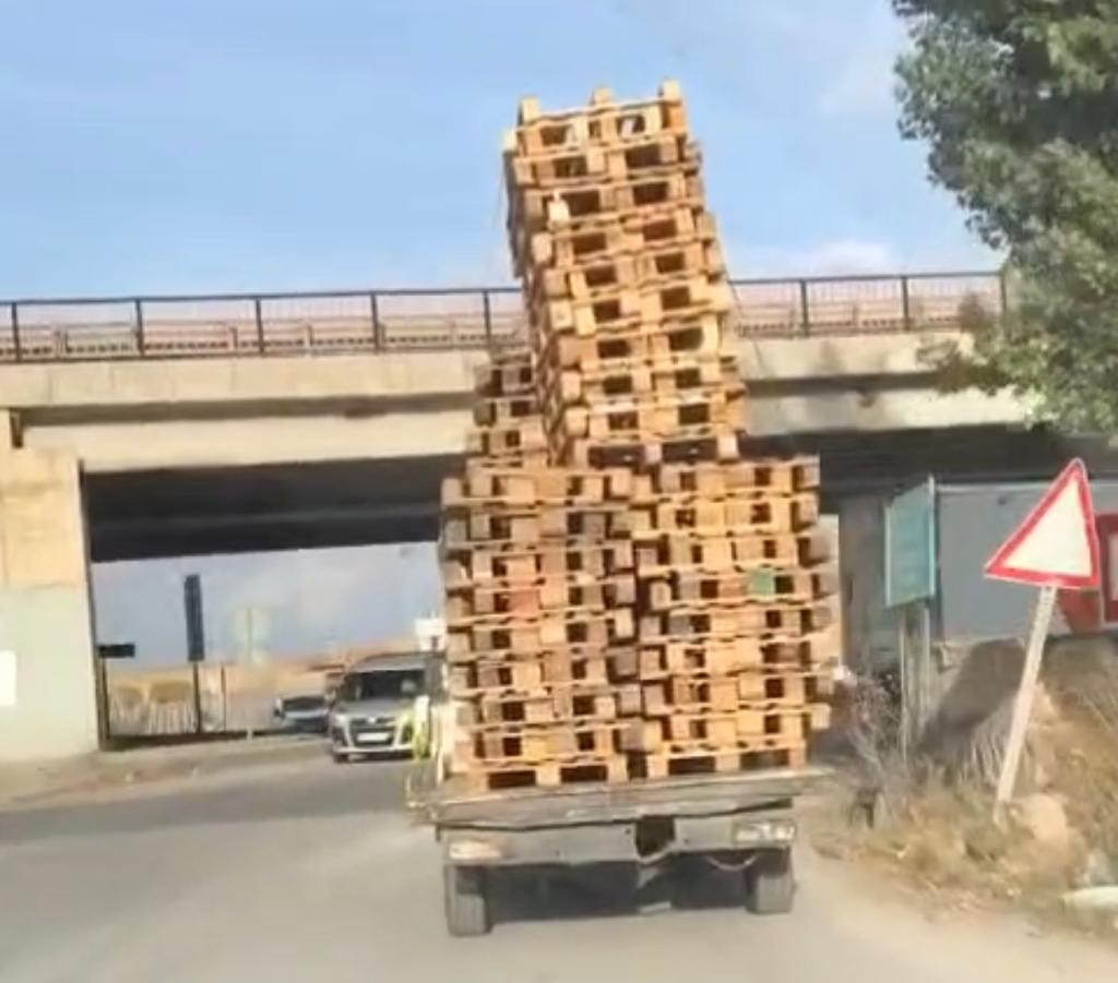 Eskişehir'de Tehlikeli Ulaşım: Kamyonet Kasasındaki Yüzlerce Palet Tek İplerle Taşındı.