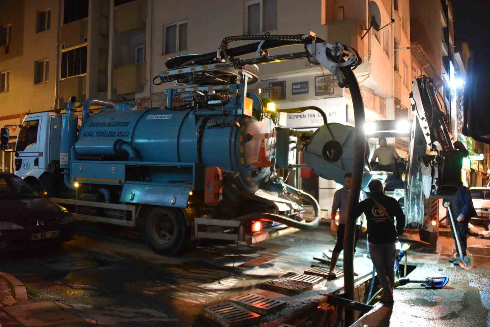 Bozüyük'te İsmet İnönü Caddesi'nde Yağmur Suyu Temizliği