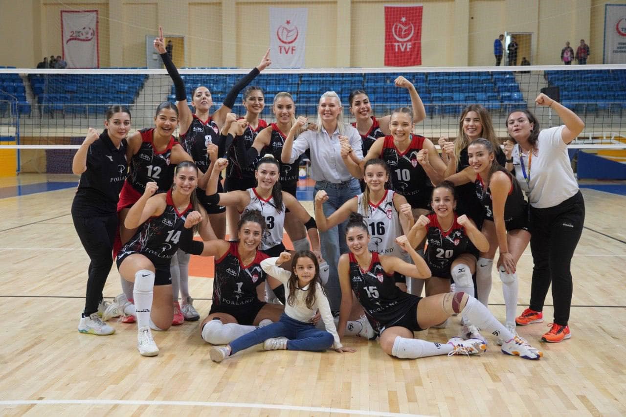 Bilecik Belediyesi Voleybol Takımı Bilecik Derbisini Kazandı