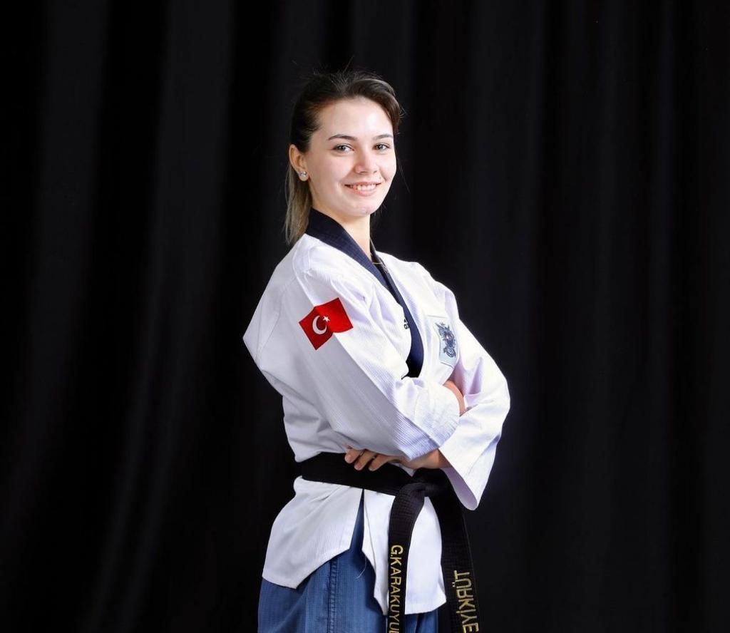 Anadolu Üniversiteli Gülsena Karakuyulu, Avrupa Taekwondo Şampiyonası'nda Türkiye'yi temsil edecek.