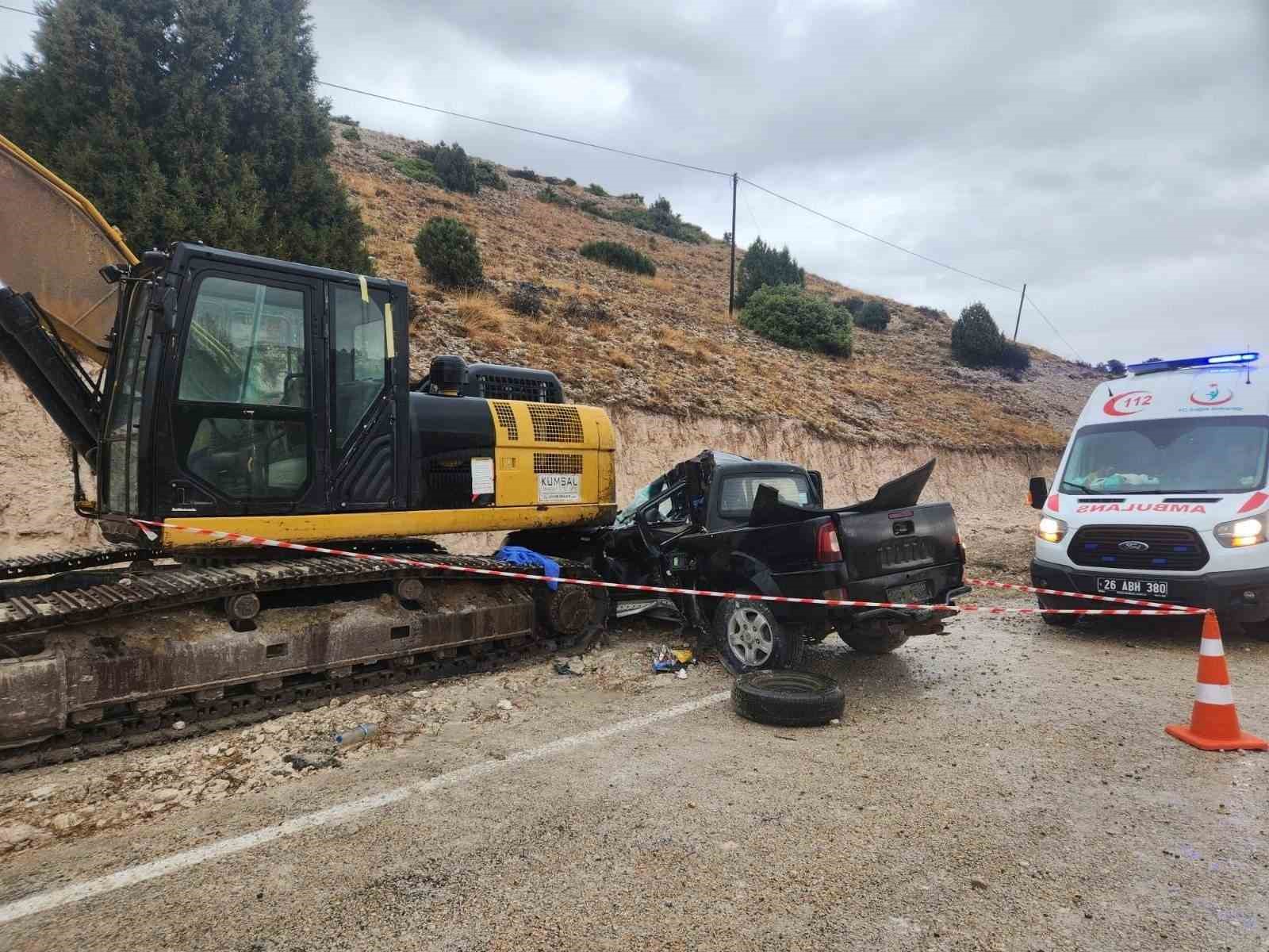 Eskişehir'de yol yapım çalışmasına çarpan kamyonetteki baba ve kızı hayatını kaybetti.