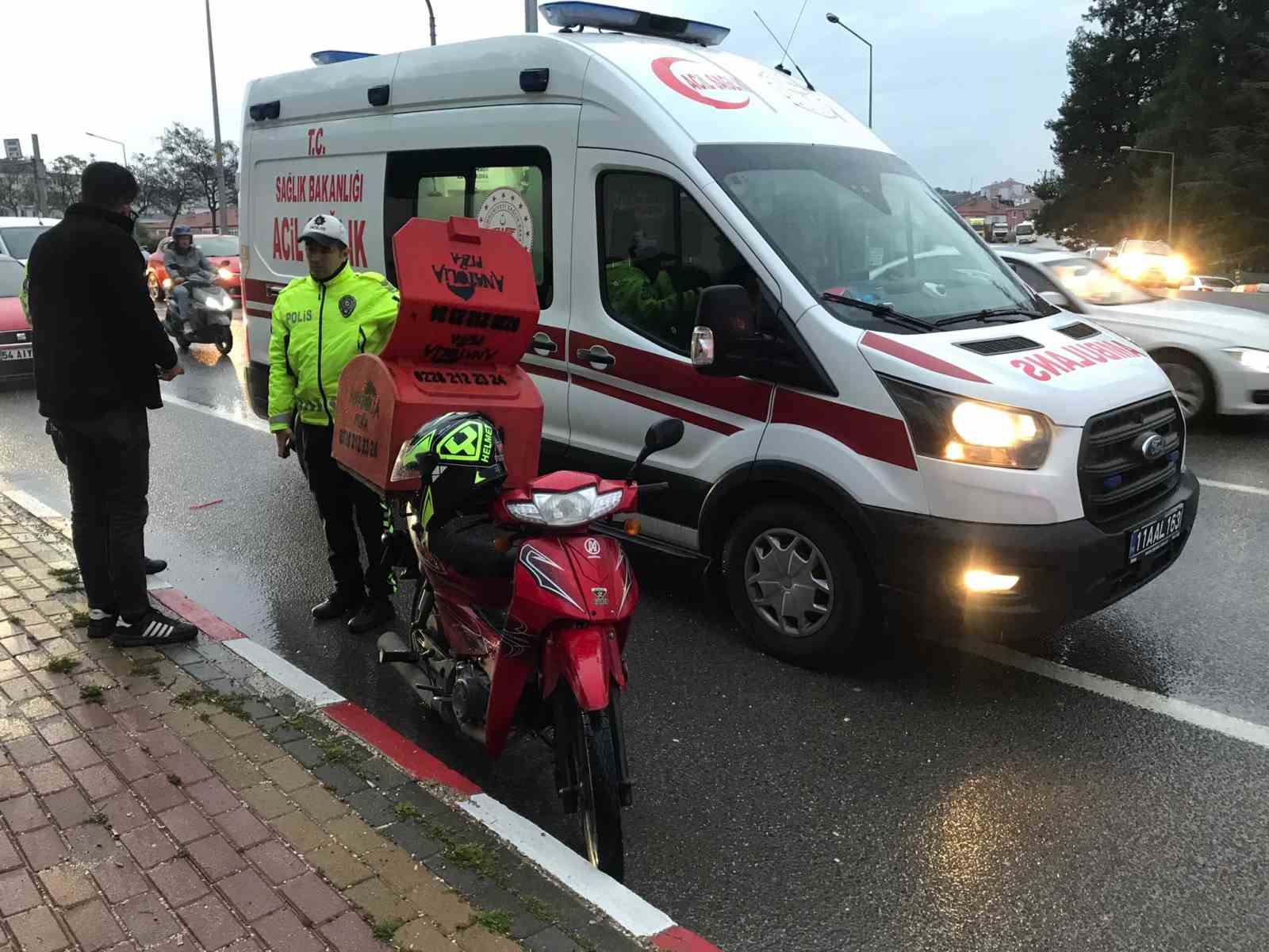 Bilecik'te motosiklet çarptı, 2 kişi yaralandı.