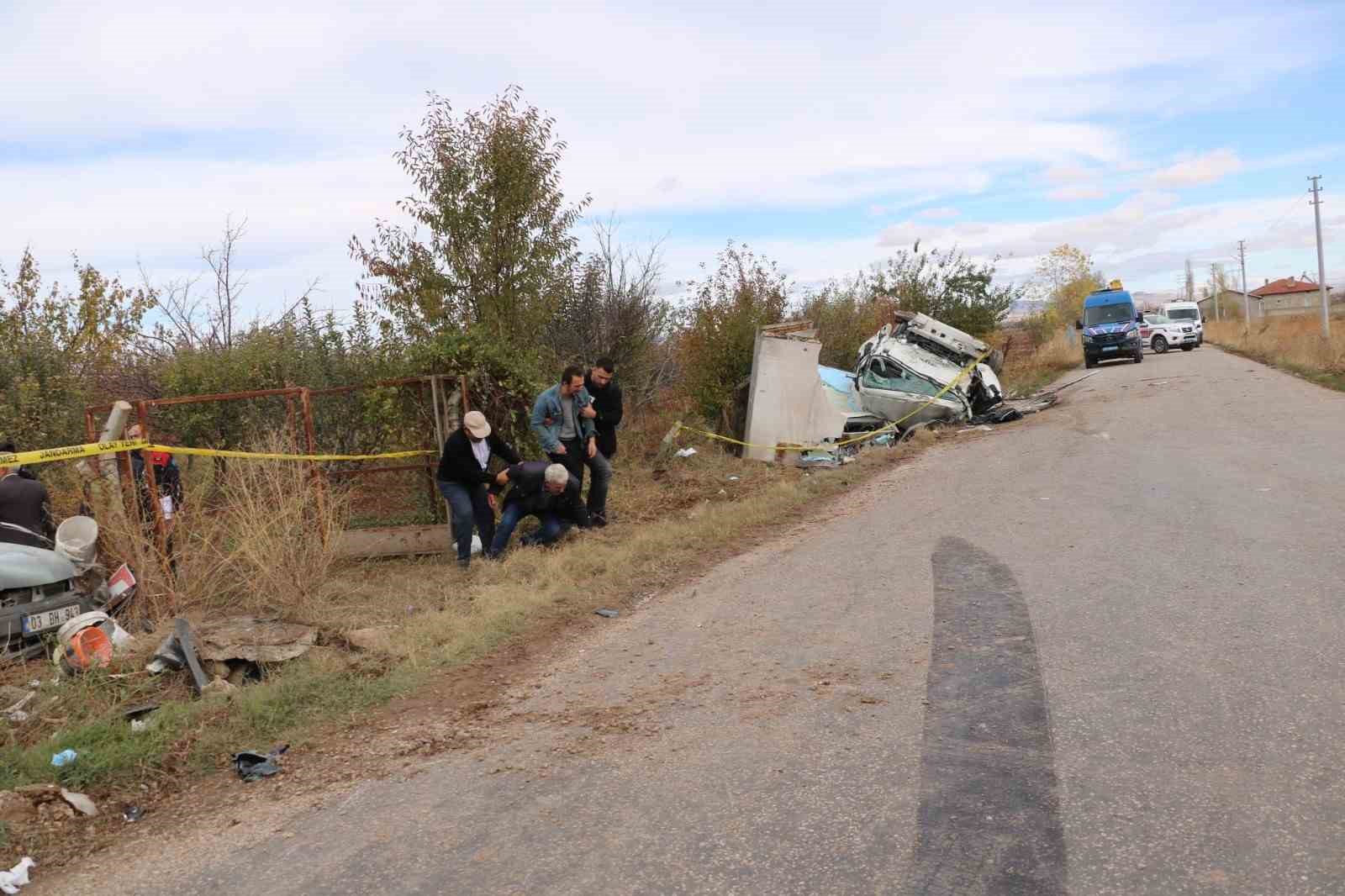 Afyonkarahisar'da Çarpışan Kamyonet ve Hafif Ticari Araçta 2 Ölü, 3 Yaralı