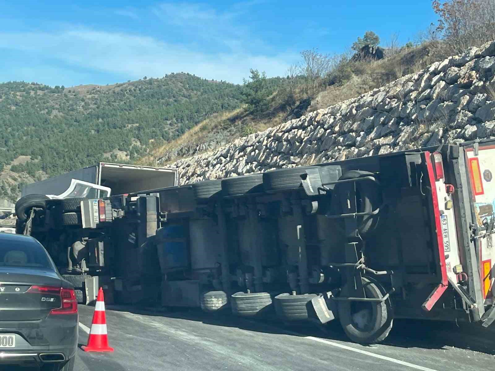 Bilecik'te Tavuk Yüklü Tır Devrildi